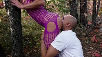 アウトドアセックス。写真家は猫をなめ、森の中でヌードモデルをファック