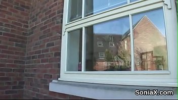 不貞な英語熟女ソニア卿婦人は彼女の巨大なおっぱいを示しています