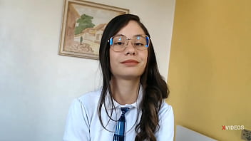 女子校生の制服を着た無邪気なへのアナルセックスでお尻が精液で満たされる