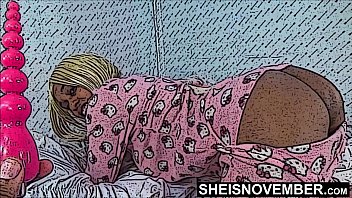 コミックスタイルのアニメーション漫画フィルター、若いふしだらな女の尻穴、ピンクのバットプラグの挿入、Sheisnovemberという名前のかわいい金髪の黒人女性、彼女の肛門の奥深くに物体を押し込まれる、大きなお尻と濡れたマンコ