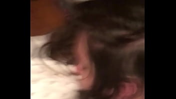Cuckqueenは彼女の雄牛の映画を自分で隣人とセックスさせているので、彼女は彼のディックがどれほど満足しているかを見ることができます