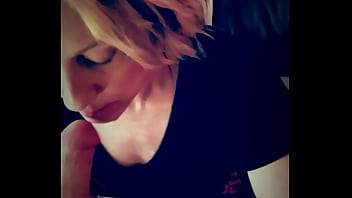 去るとき、角質の継母は、彼女のいたるところで絶頂するまで、彼女の義理の息子の固い雄鶏を吸うことに抵抗できません。クリス・ストーン、サラ・スレイト出演