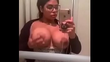 セクシーオタク「ザナ」シェイラ・オルテガが電車のバスルームで触れ合う！