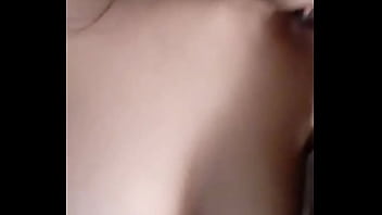 彼女は私に彼女のおっぱいを見せてくれます