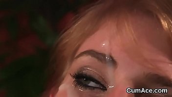 フリスキー湯たんぽは、すべての勇気を飲み込む彼女の顔に精子を撃ちます