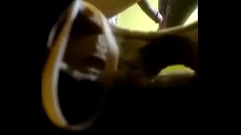 彼女の夫が話している間、クソは隠されています