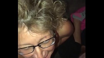 Зрелая свекровь Leeann в джерси получает камшот на лицо