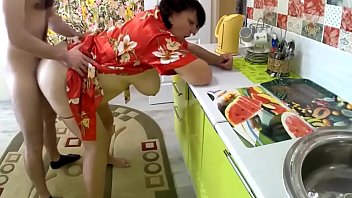 寝取られが働いている間、イタリアの主婦はお尻で犯されました