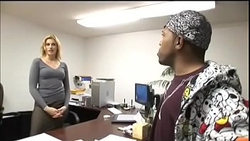愛らしい金髪のスーパーモデル、ダリル・ハナが新しい黒人労働者をテストしています