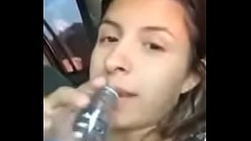 ボブがしゃぶられてクソされている偏見のある若い女性のビデオを漏らした