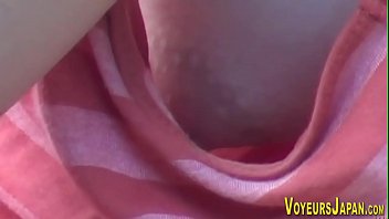 盗撮で覗いたアジアンベイビーサイドおっぱい