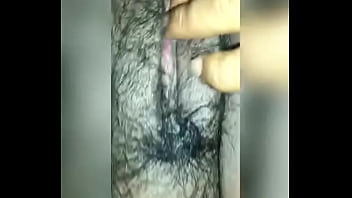 私は雌犬として彼女に触れます