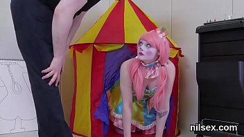 奇抜な女の子が痛みを伴う治療のために肛門の亡命に連れて行かれる