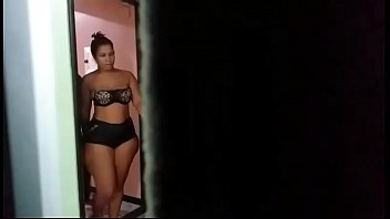 寝取られ男が妻のスージー・ハリケーンと若い男が寝取られているのを目撃