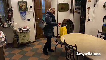美しい巨乳のお母さんは家に帰るとすぐにチンポを欲しがる