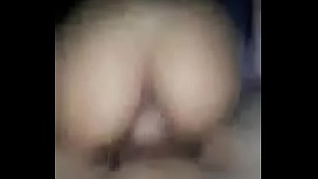 新しい熱いものを食べることは中を楽しんでいます
