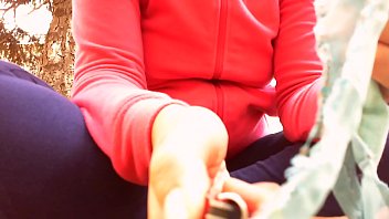 公共の庭でニコレッタのために火遊び彼女はセクシーな皮ひもを燃やす