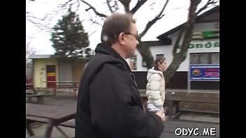 揺れるブルネットのメイドキャシーは大きなパイプで激しく絶頂します
