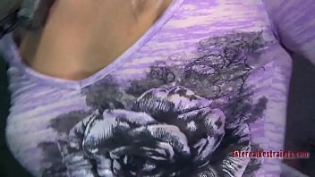 ゆっくりと服を脱ぐ陽気な金髪湯たんぽ