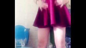 私の十代のガールフレンドは私にヌードを捧げます