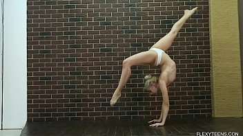 熱い十代のベイビーは裸の体操をしますドラTornaszkova
