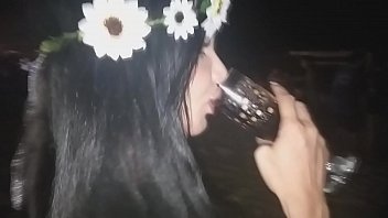 ビアンカはビーチで肛門を回そうとしていて、大晦日を応援します。