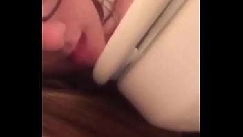 奴隷エミリーバートンは彼女の毎日の仕事を完了します！
