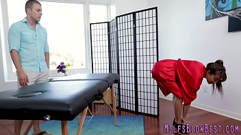 アジアの熟女の乳首クソとしゃぶり
