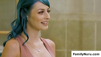 油性のペニスを吸うスキニーホットマッサージの女の子
