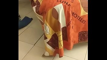 ゴアの真ん中で2人のスペイン人男性との新年の楽しみは、ゴアの真ん中にあるゴアのホテルの彼の部屋で会い、ちょうど1時間後に私をクソしていました