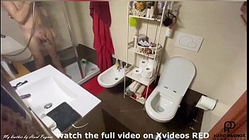 シャワーと自慰行為をしながらスパイした少年