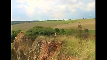 Волшебная молодая цыпочка Кристи с большими натуральными сиськами делает глубокий минет