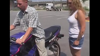 モンスタードンガに犯された素晴らしい自然のおっぱいを持つ見事なモニック