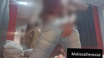 私のボーイフレンドはジーンズで私を見るのに我慢できません、彼は彼のジーンズで来ました。