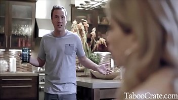 ベビーシッターティーンは、クライアントの息子と彼をだましている間、BFに嘘をつきます