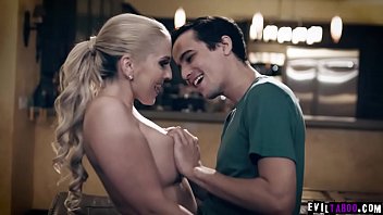 クリスティ・スティーブンスは、彼女の義理の息子が彼女の注意を望んでいることに気づいたので、彼は彼女と性交し、お父さんは彼らを見て、熱い家族の3人組のセッションに参加することにしました。