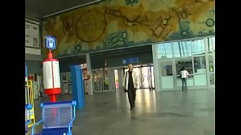 おいしいブロンドのひよこベラはクソを止めることはできません