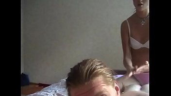 天使のようなかろうじて合法的なブルネットのターニャはセックスで授与されます