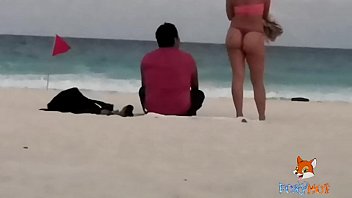 ビーチでひもでお尻を見せて男性を暖めたので、あえて私に触れたのは2人だけでした（premium のフルビデオ）