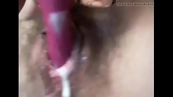 大学の本物のアマチュア教師が誤っておもちゃで遊んだり、彼女の猫を指で触れたりしました