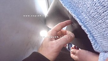 彼は下着を着けていませんでした。夫は電車の中で私が他人のペニスを触っているのを見ました