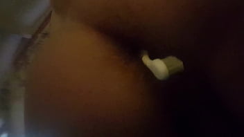 私はこの歯ブラシで私のタイトなお尻の奥深くで寝て、義理の妹が彼女のブラシで自分自身をファックするのを密かに見て、私はたくさん中出ししました