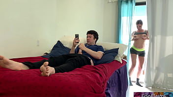 发现他手淫后他的继母与他发生性关系
