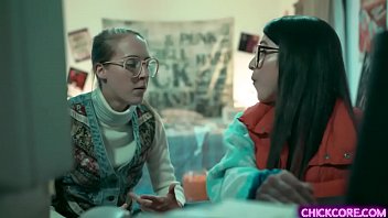 オタク系レズビアンののケイデンス・ラックスとセレナ・ブレアは、仮想3D作品を実験し、それが現実のものとなり、彼女と一緒に熱いレズビアンの3Pを始めました。