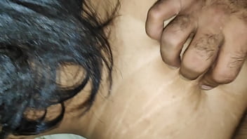 私の隣人は仕事に行き、彼の妻は毎日私に牛乳を与え、牛乳を飲みに来ます