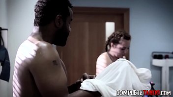 Сосущую извращенную тинку трахает доктор