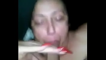 チャンピオンのように私のチンポをしゃぶる巨乳妻