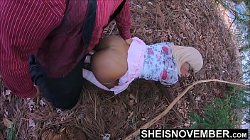 더러운 숲 바닥에서 젖은 퍼시 하드코어 섹스 내 계모 남편 바람피는 흥분한 큰 수탉 도기 스타일, Sheisnovember라는 이름의 귀여운 흑인 여성, 야외에서의 금기 섹스, 팬티가 벗겨지고 갈색 엉덩이