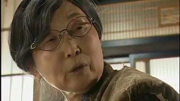 夫婦は中の義母をだましさえした。