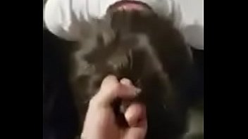 彼女の犬と使用人を置き、公共の場所で彼を呪い、呪うアラブの愛人、パート2